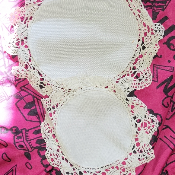 13 vintage Doilies - Picture 3 of 8